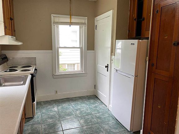 4th image of 27 Walnut Ave