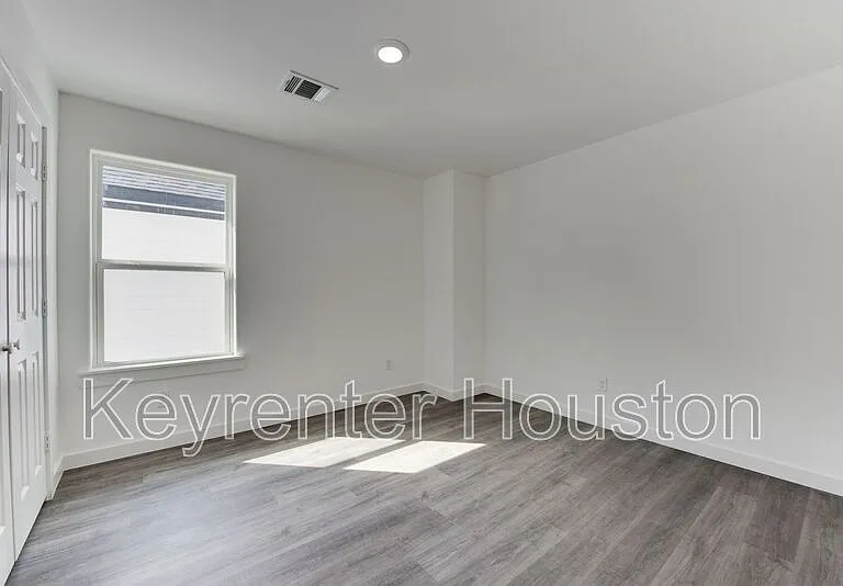 8126 Sterlingshire St #B — Photo 12