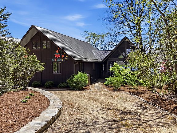 2nd image of 250 Valley Road