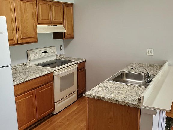 3rd image of 215 Barclay Ct