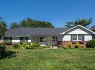 26 Laurel Rd, Oakdale, NY 11769