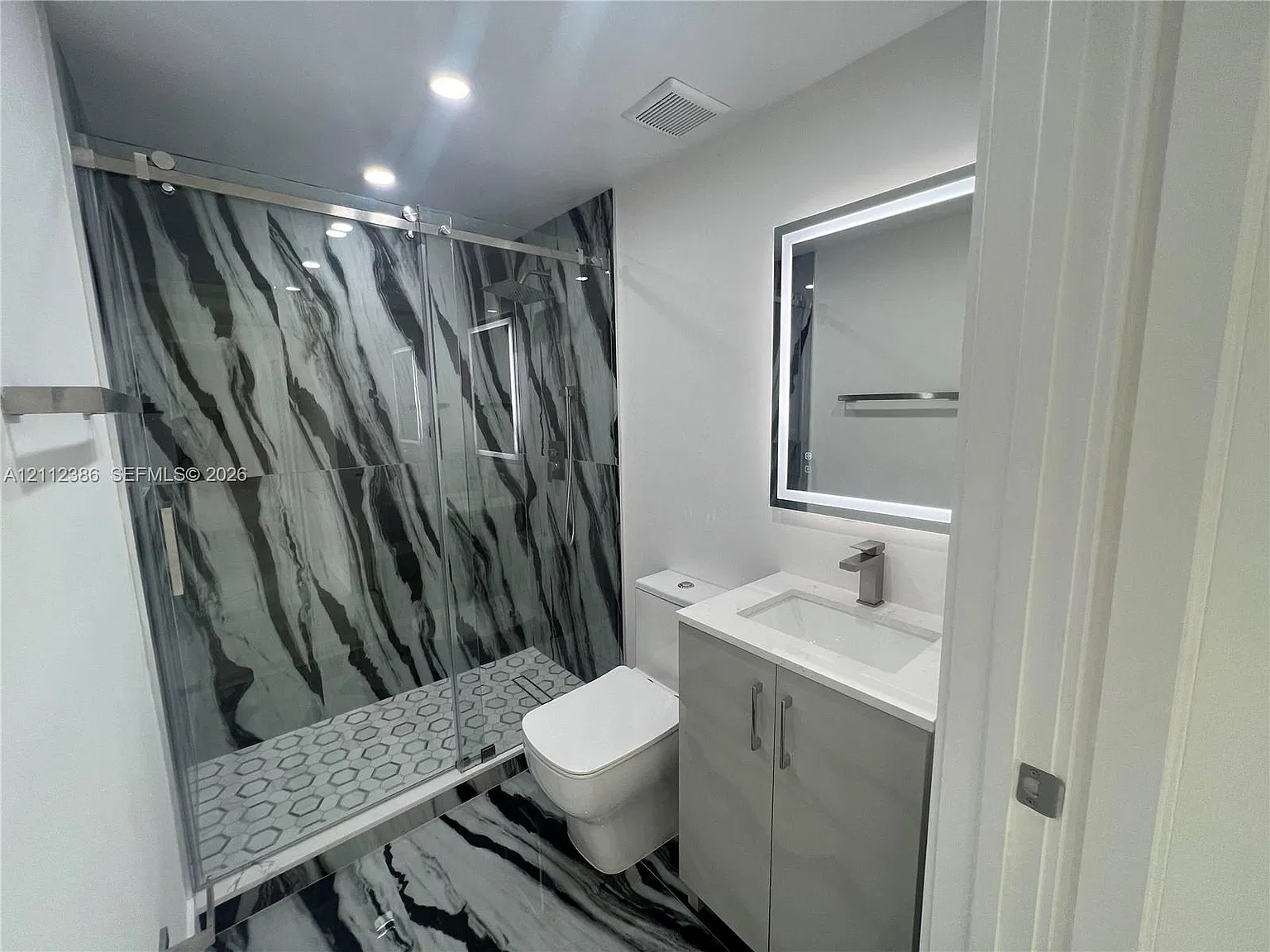 3 bed, 3.0 bath, 1018 sqft, $2,700 — Photo 3