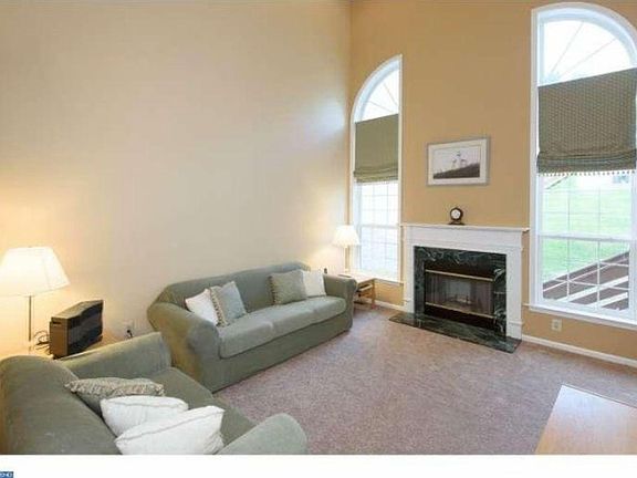 3rd image of 22 Lincoln Dr