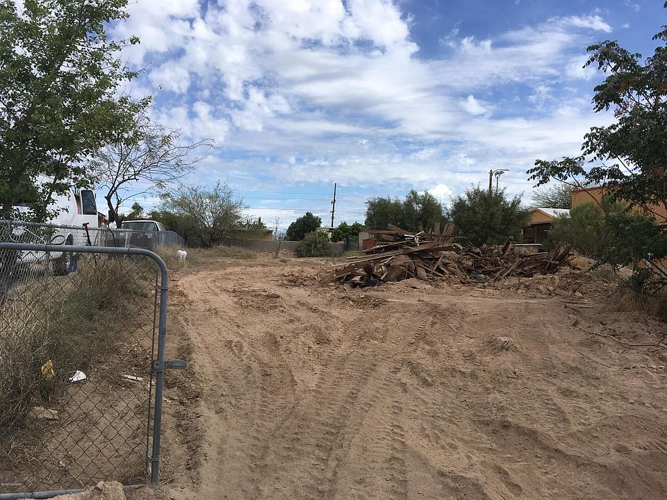 2nd image of 320 W 37th St #13