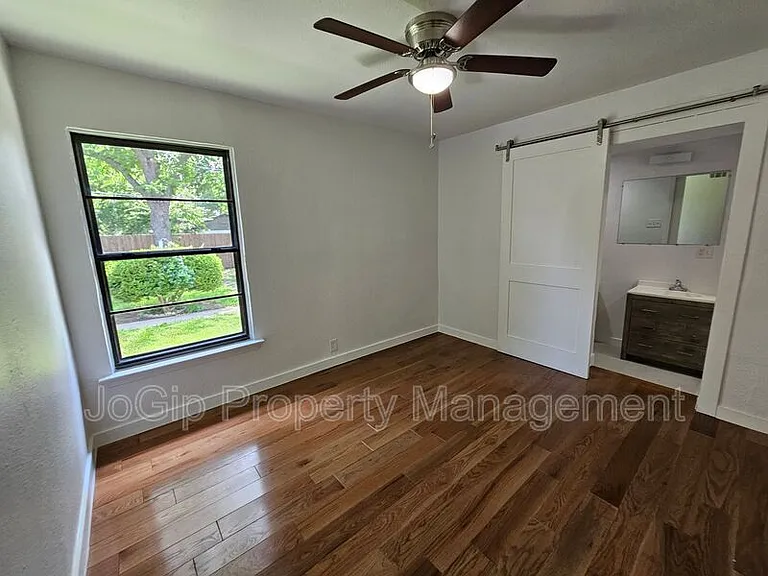 2402 Housley Dr — Photo 23