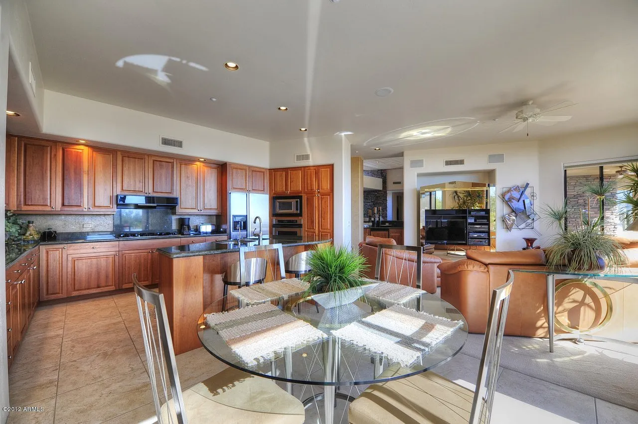 3 bed, 3.5 bath, 3307 sqft, $7,000 — Photo 3