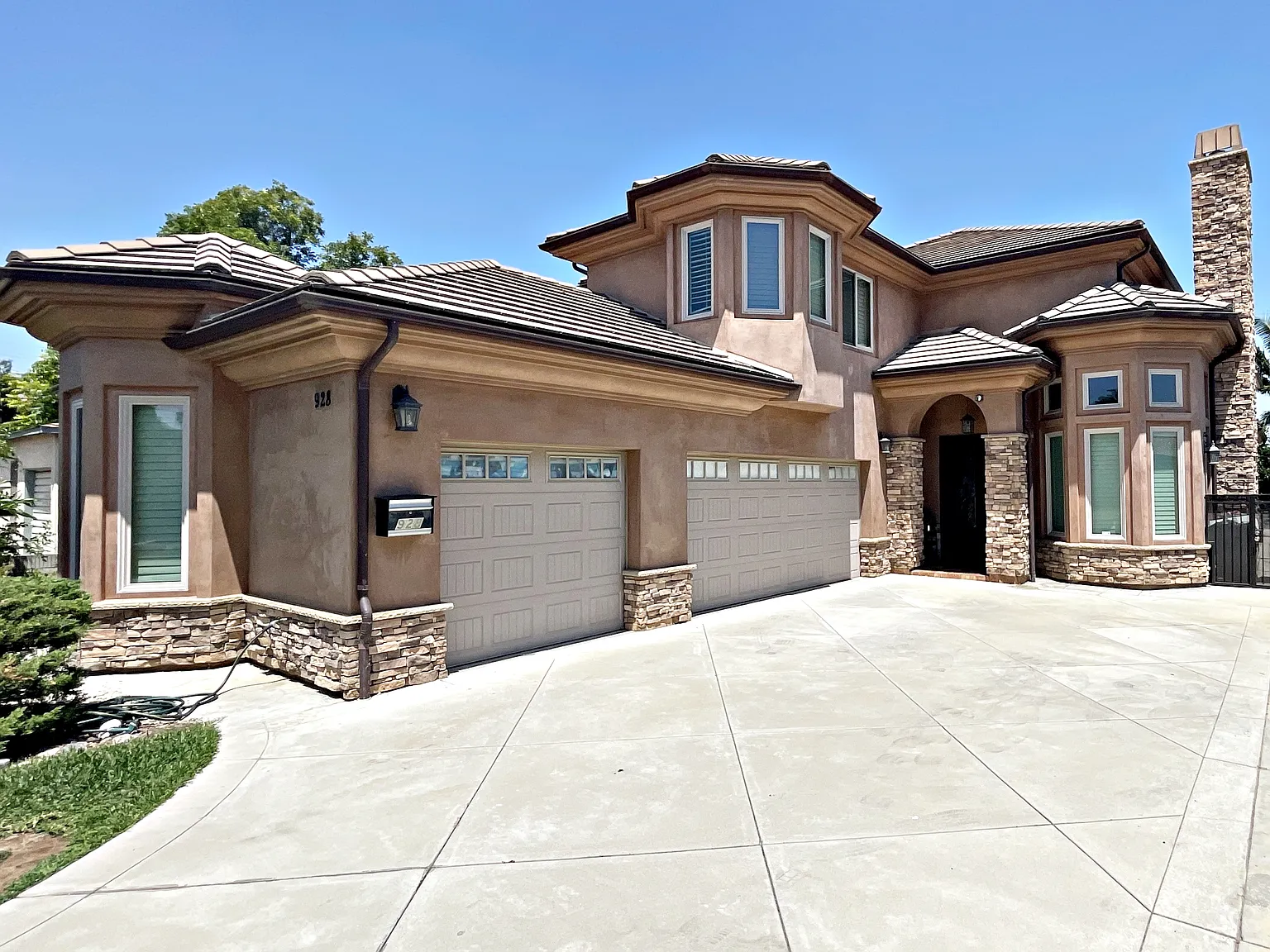 4 bed, 4.5 bath, 2582 sqft, $6,100 — Photo 1
