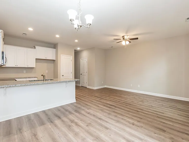 737 Grover Ln — Photo 13