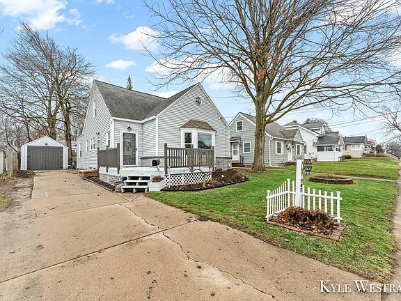 3rd image of 905 Hollywood St NE