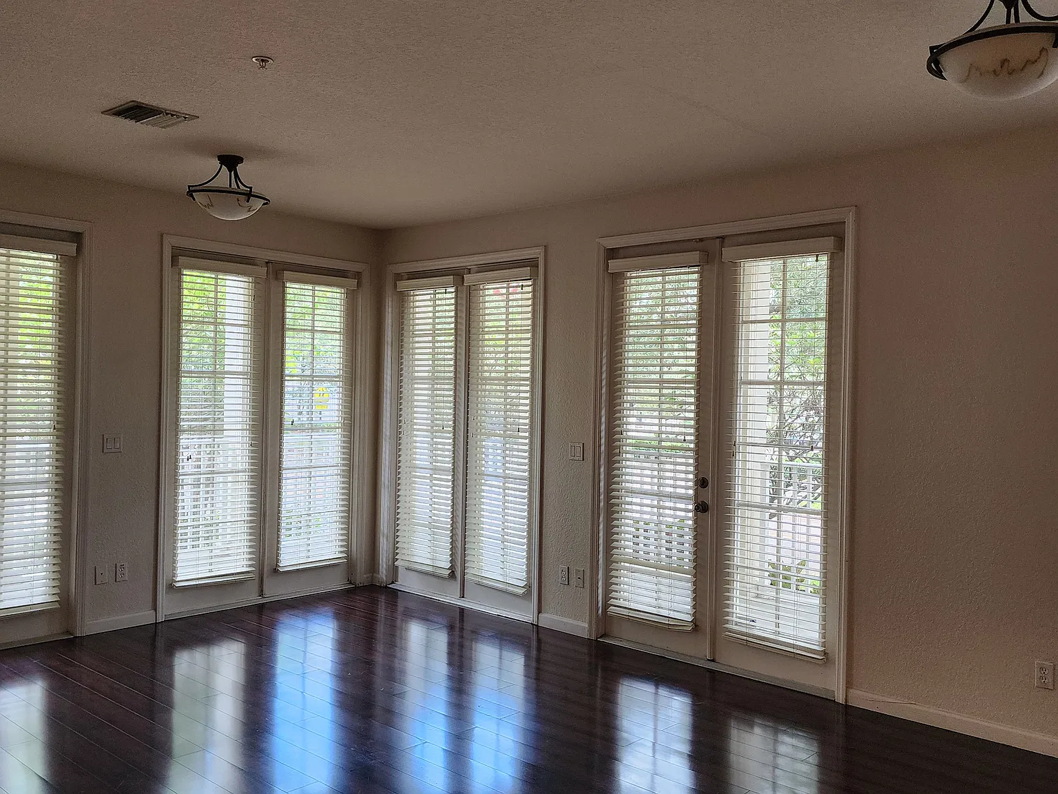 3 bed, 1443 sqft, $3,200 — Photo 2