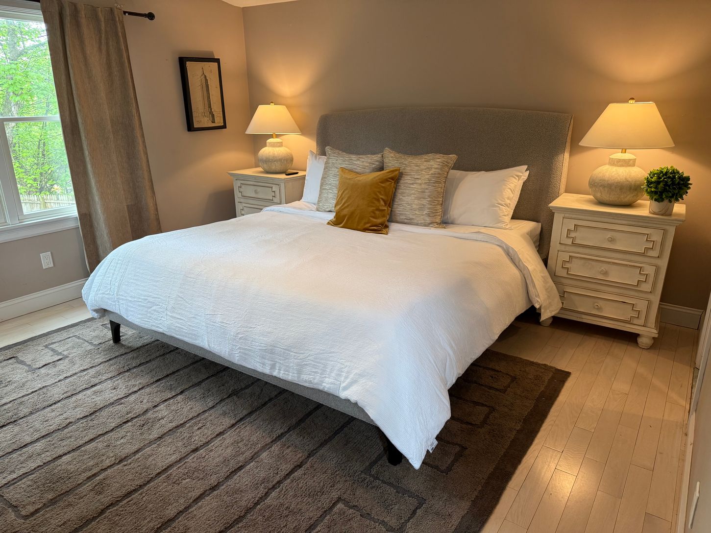  primary with king bedding, SMART TV and ensuite 