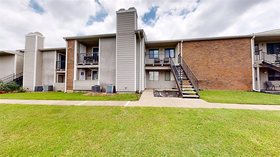 2 bed, 890 sqft, $1,200 — Photo 1