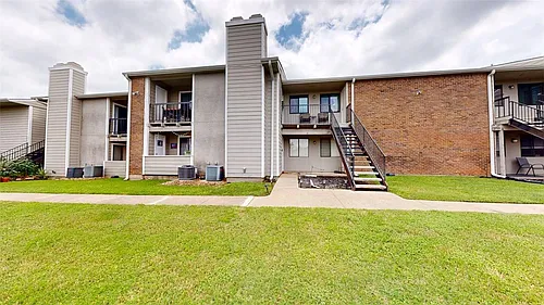 1901 Holleman Dr W Photo 1