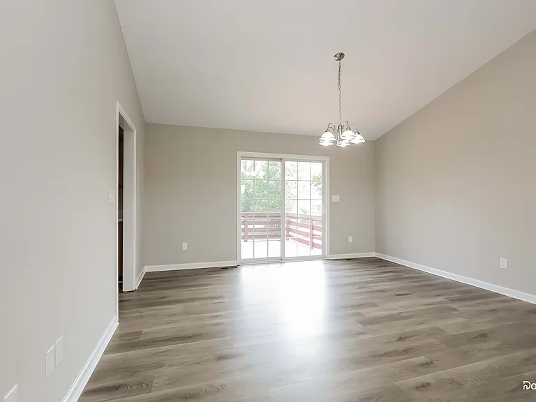 2104 Madison Ct — Photo 6