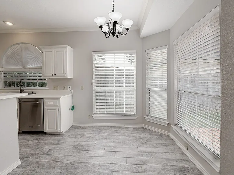 1811 Iris Ln — Photo 9