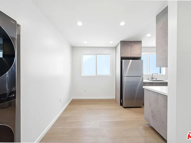 333 6th Ave #D — Photo 6