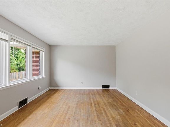 3rd image of 205 Cook St