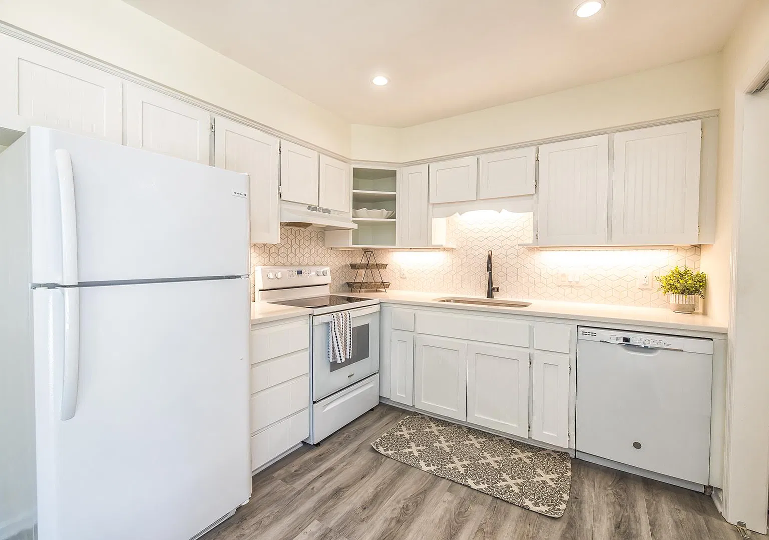 2 bed, 1000 sqft, $2,200 — Photo 4