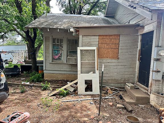 4th image of 900 Cypress St