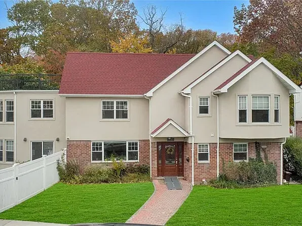 8050 208th St, Queens Village, NY 11427