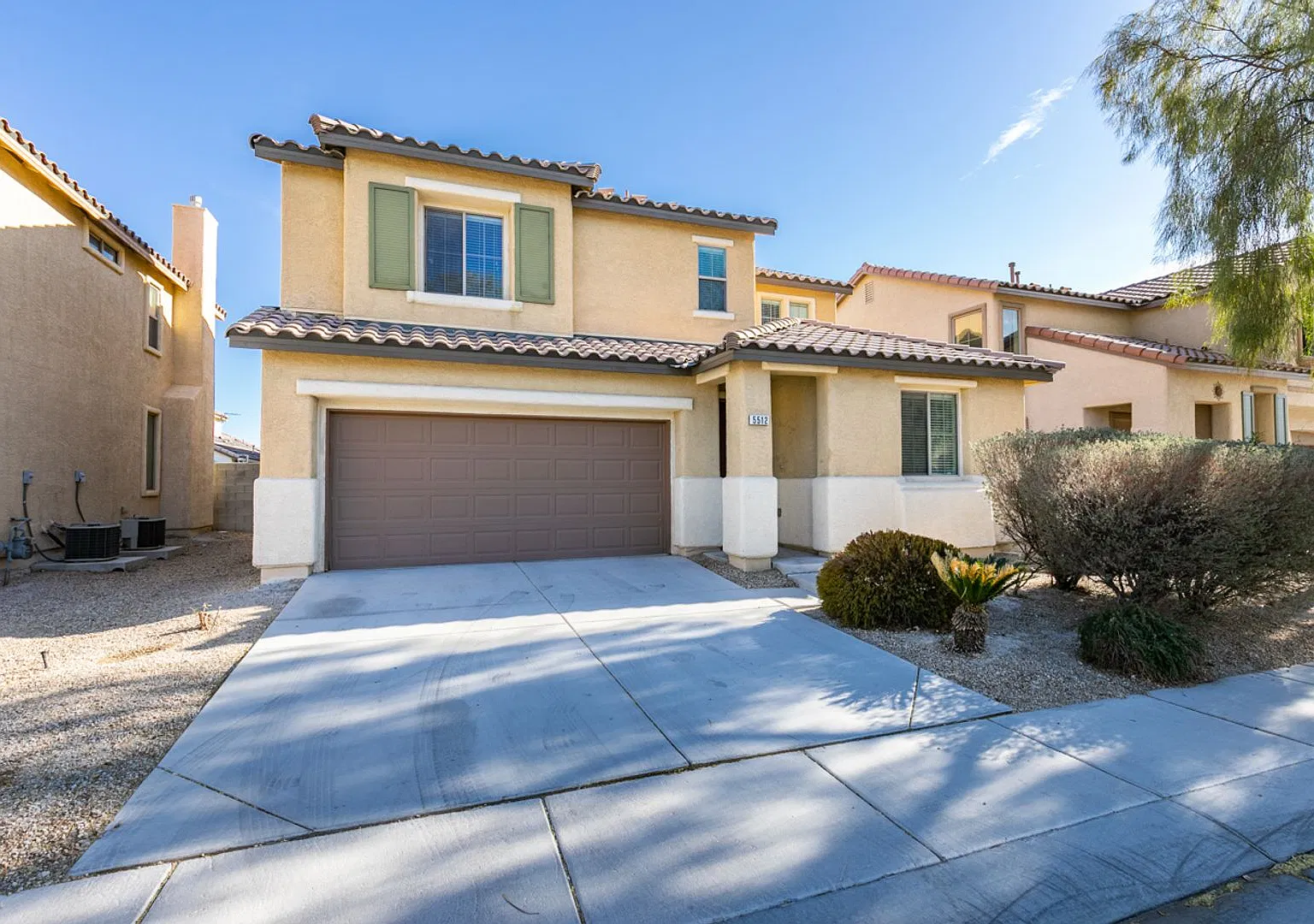 3 bedroom + Den! Ready for immediate move in. - — Photo 2
