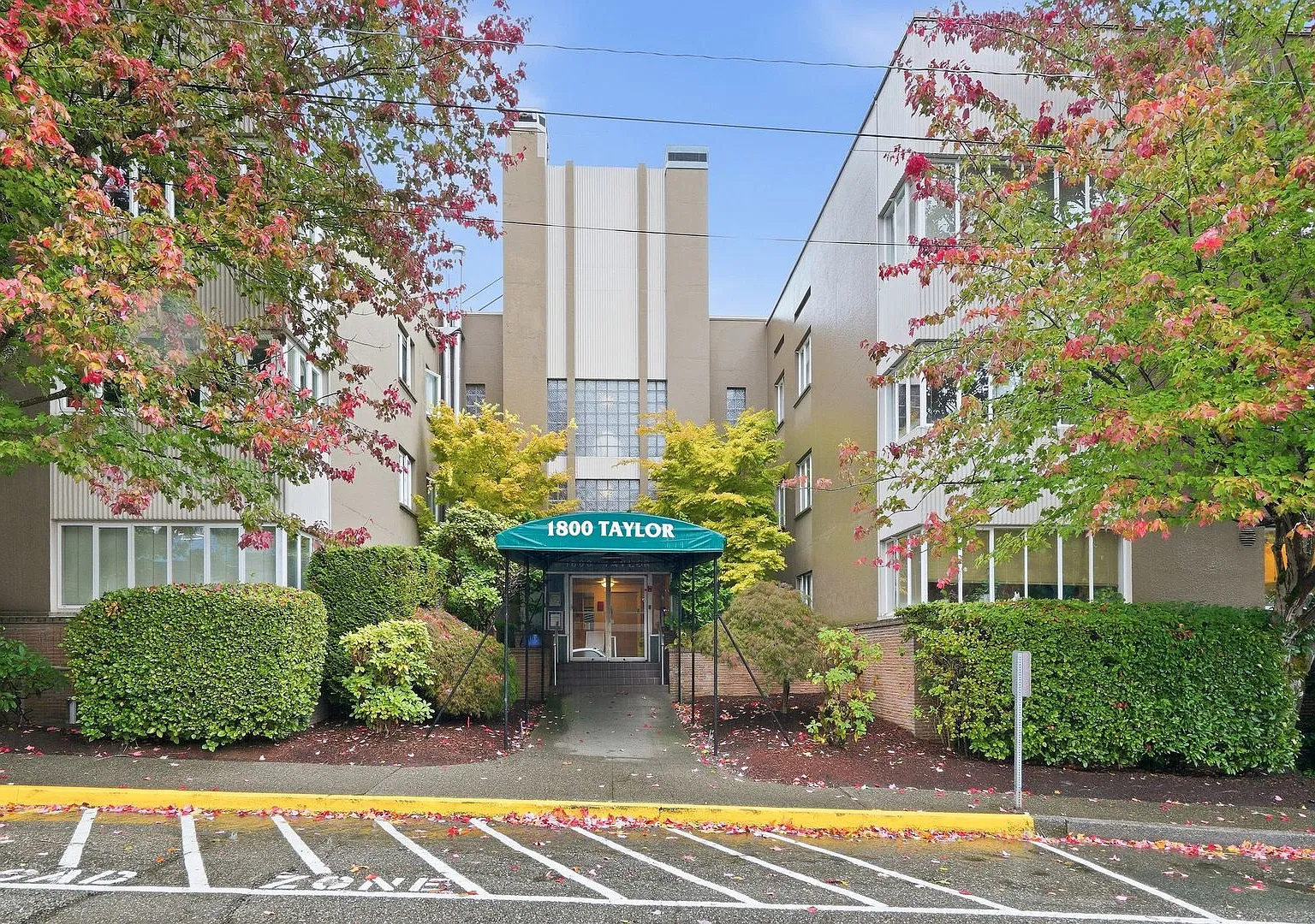 Gorgeous 3 Bedroom Queen Anne Apartment with Views — Photo 1