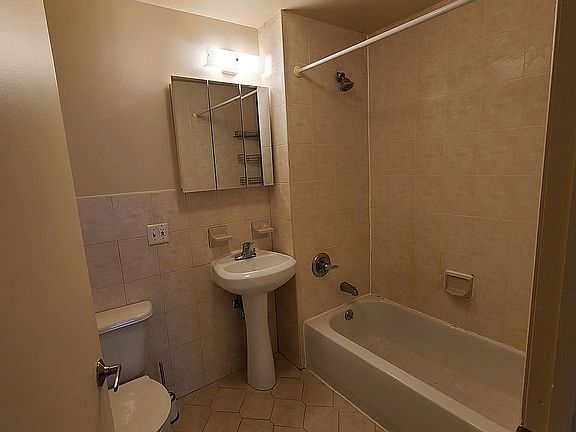 4th image of 2520 Crescent St #1D