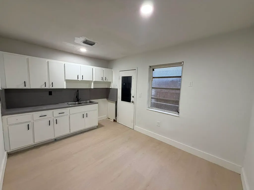 3 bed, $2,300 — Photo 1