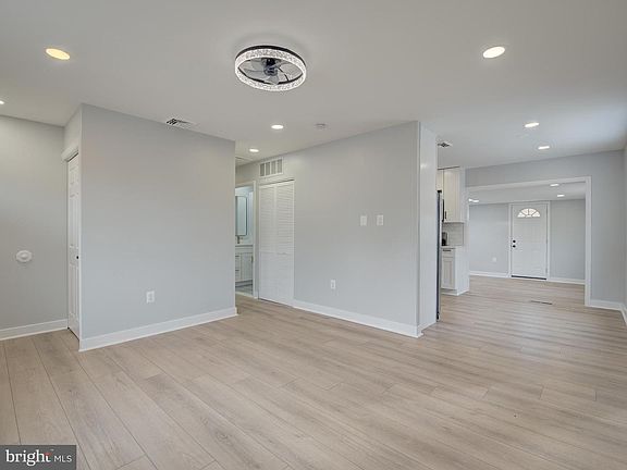 5th image of 208 Parkholme Cir