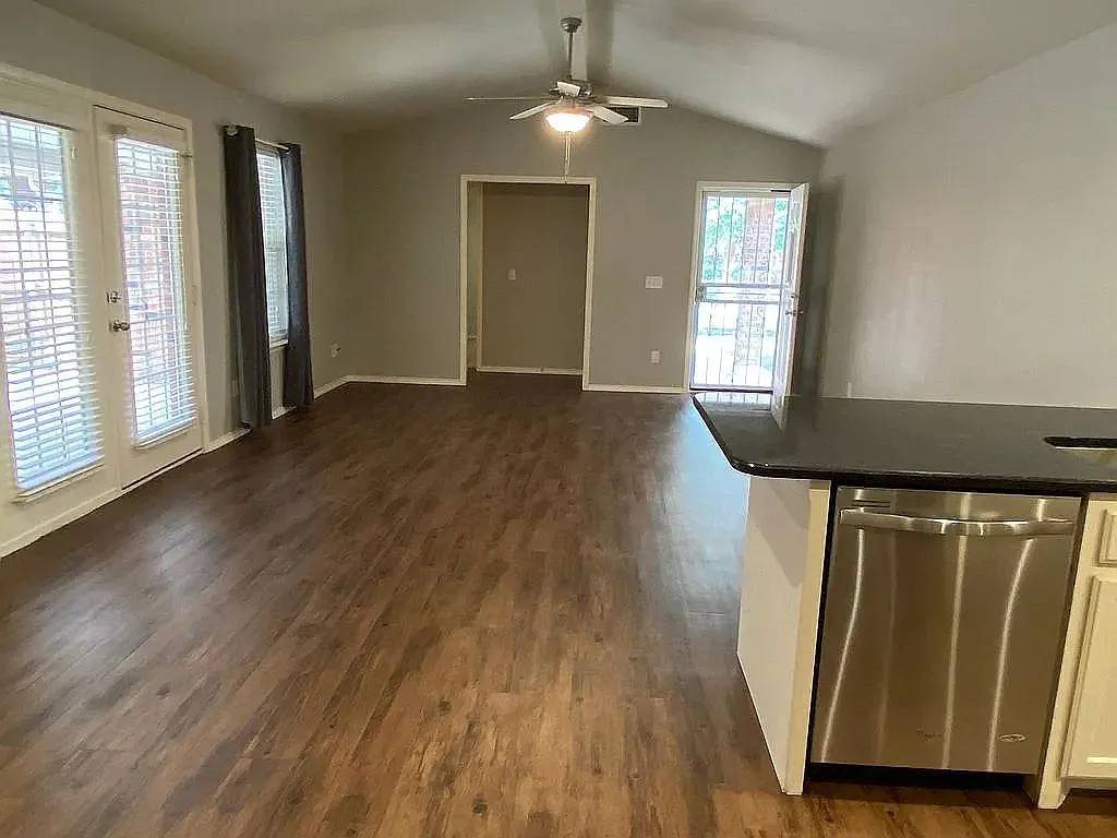 2 bed, 2.0 bath, 1207 sqft, $1,650 — Photo 4