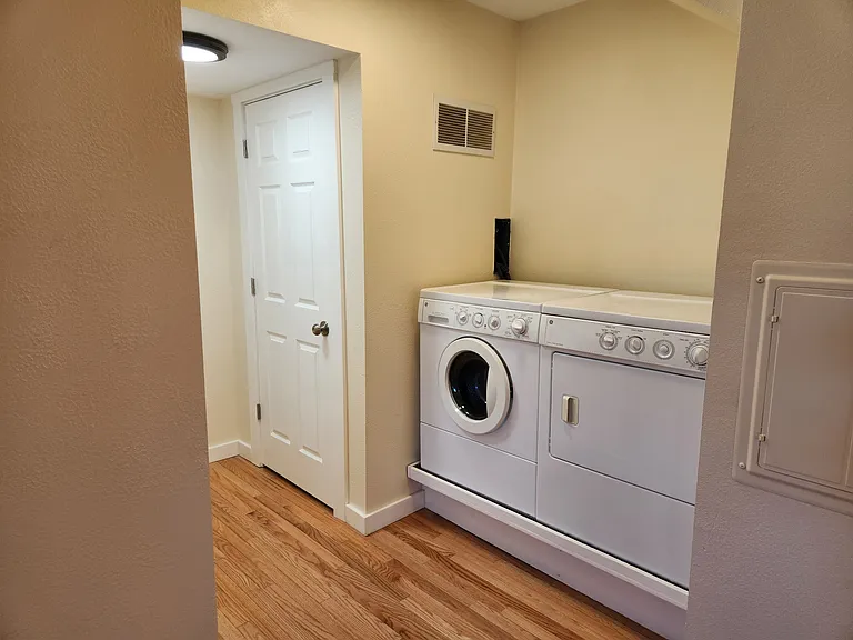 84 S Valley Rd #B — Photo 8
