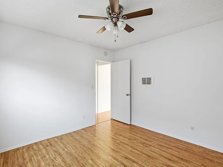6640 Darby Ave — Photo 11
