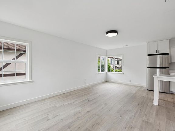 5th image of 558 Everett Ave #B
