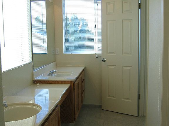 4th image of 136 Oxburough Dr