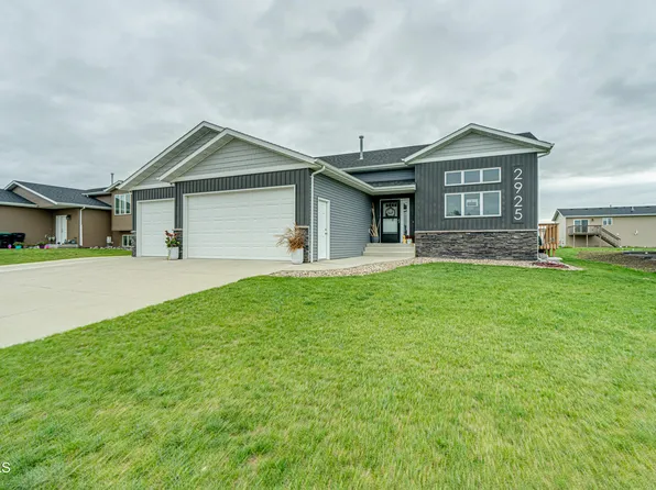 2925 Finley St, Lincoln, ND 58504