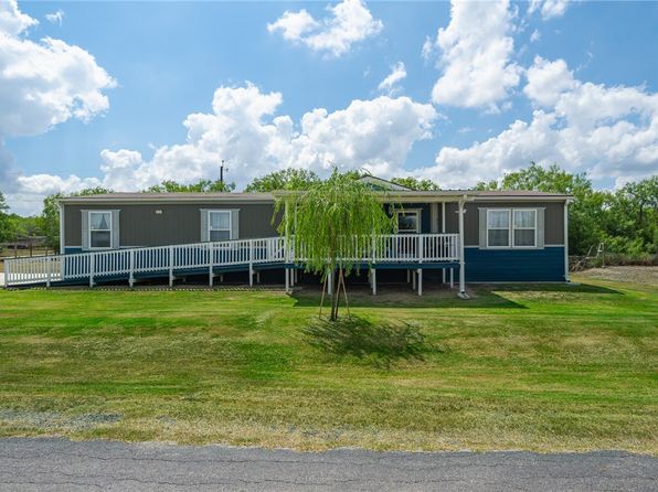 130 Hawkins Dr, Mathis, TX 78368