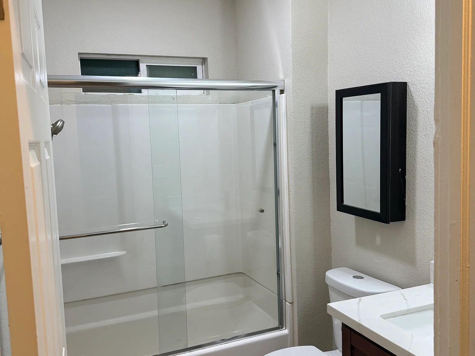 3 bed, 1059 sqft, $2,400 — Photo 3