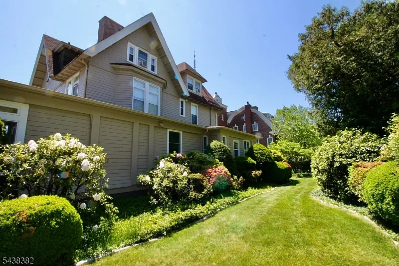 1 bed, $2,300 — Photo 3