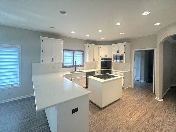 4th image of 670 Leslie Ct