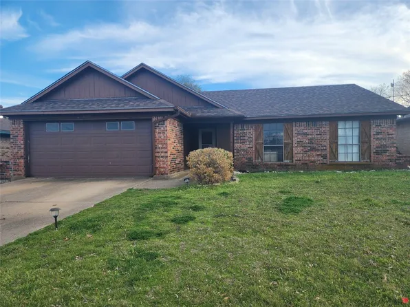 1349 N Creek Dr, Saginaw, TX 76179