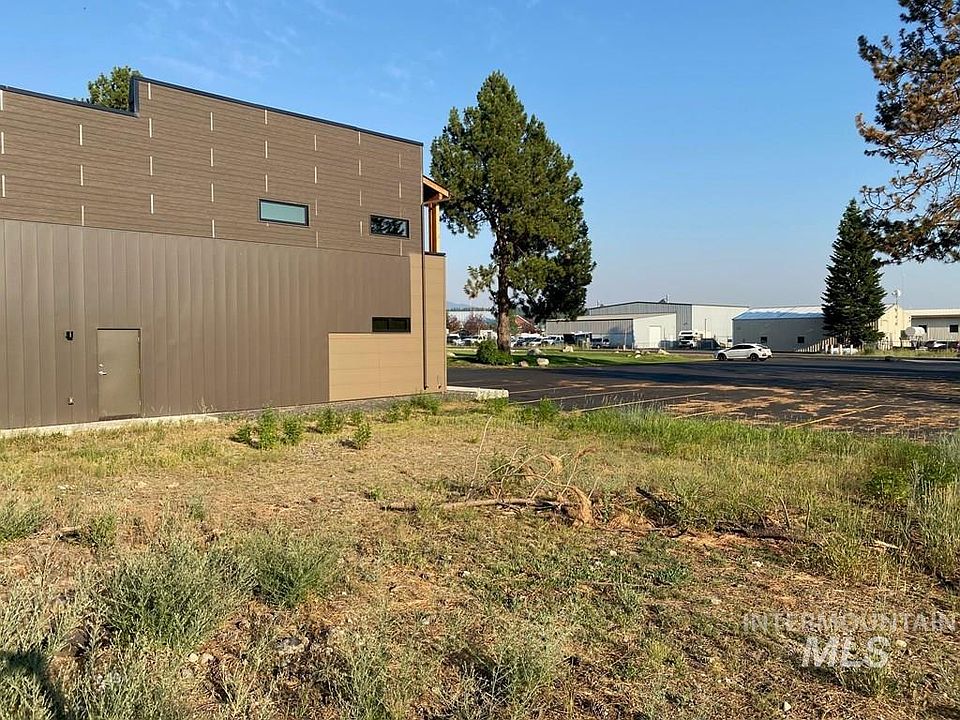 2nd image of 309 Deinhard Ln