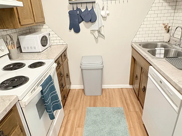507 W Westview St #16 — Photo 17