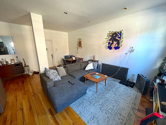 3rd image of 538 Graham Ave APT 1R