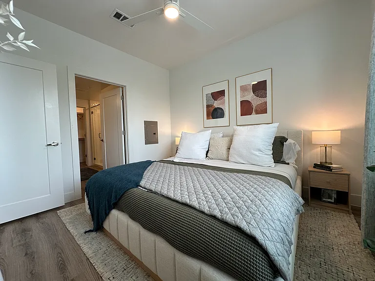 E Riverside Dr — Photo 17