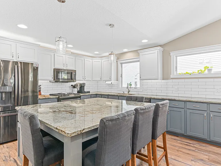 898 Brentwood Cir — Photo 4