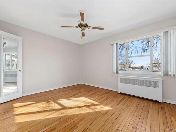 220-06 Stronghurst Avenue image 4 of 11