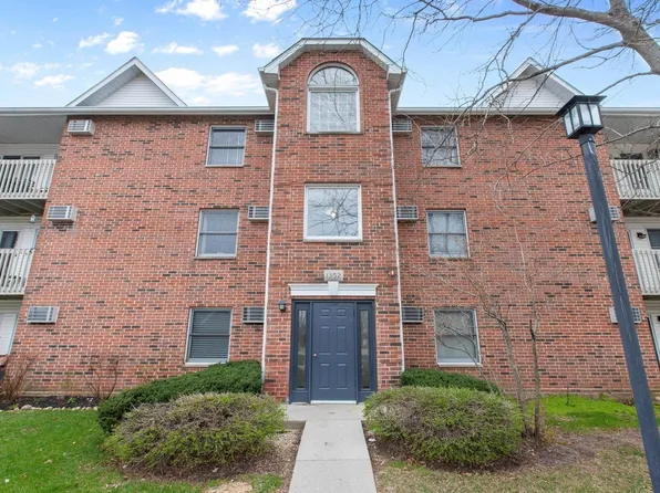 1352 Cunat Ct APT 3B, Lake In The Hills, IL 60156