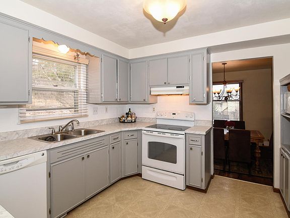 4th image of 900 S Silverbrook Dr