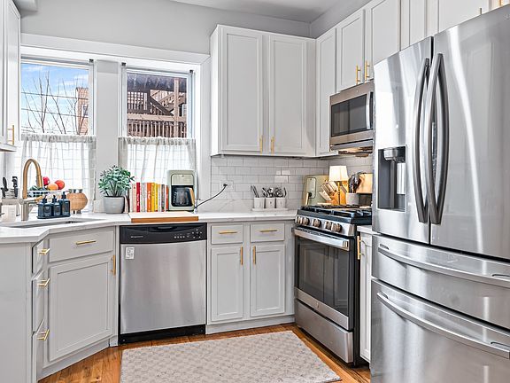 3rd image of 1432 N Maplewood Ave APT 203