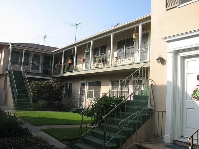 2nd image of 1006 E Carson St APT 3